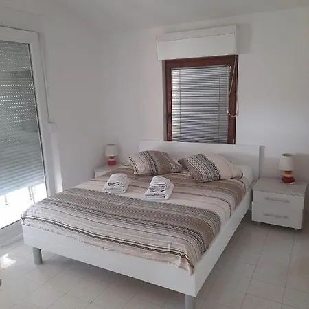Lugovic Apartment Sibenik